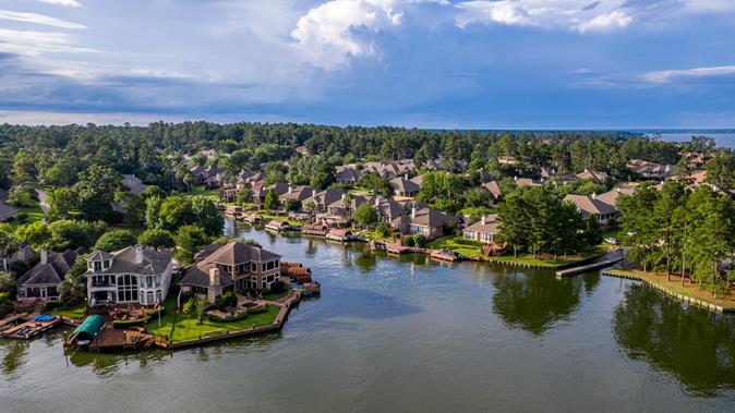 Lake Conroe neighborhood with beautiful homes along the lakefront